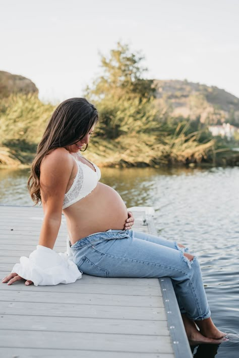 Jeans Maternity Outfits Photoshoot, Jean Maternity Shoot Outside, Maternity Photography Ideas Jeans, Lake Maternity Pictures Water, Summer Maternity Shoot Ideas, Maternity Photo Shoot Outfits Summer, Maternity Pics Jeans, Maternity Outfits For Photoshoot Jeans, Water Maternity Pictures Couples