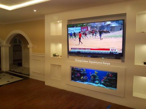 we add more color to your leaving room with our customised coral reef theme ideas Tv Cabinet With Aquarium, Tv Wall Design With Aquarium, Aquarium Under Tv, Fish Tank Cabinets, Wall Storage Diy, Built In Tv Wall Unit, Fish Tank Wall, Tv Feature Wall, Manor Interior