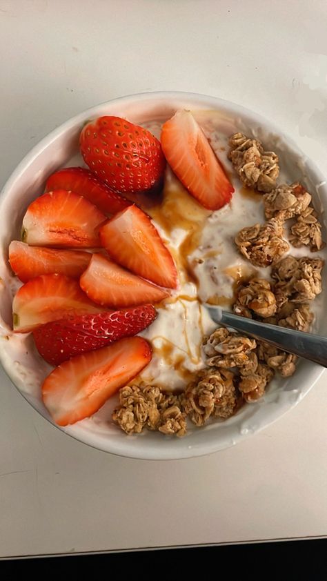 Yogurt Parfait Aesthetic, Yogurt Granola Bowl, Granola Yogurt Bowl, Desayunos Ideas, Strawberry Yogurt Parfait, Yogurt With Honey, Collage Food, Honey Breakfast, Yogurt Honey