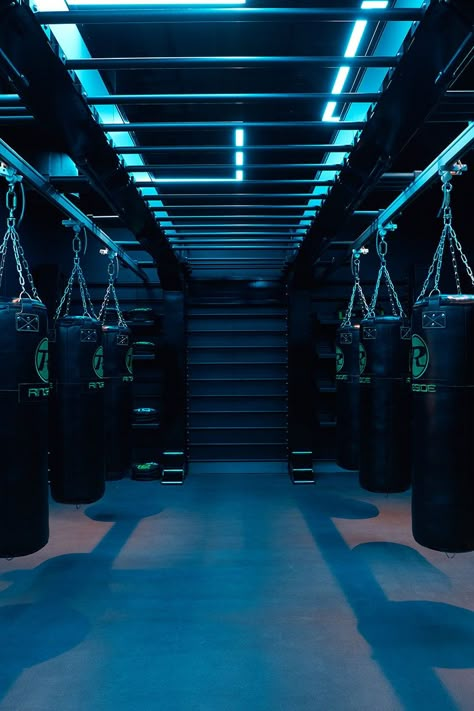 Modern Boxing Gym, Boxe Aesthetic, Boxing Gym Design, Luxury Home Gym, Box Aesthetic, Gym Lighting, Dream Gym, Gym Design Interior, Fitness Boutique