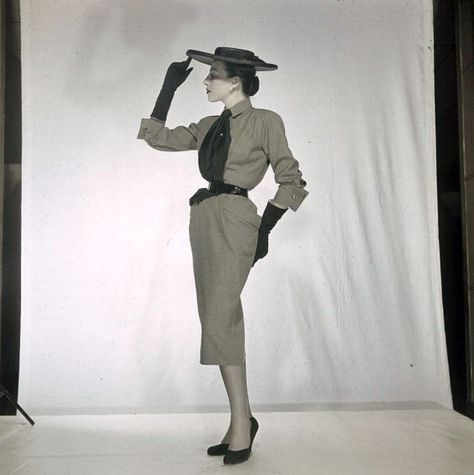 Stunning Fashion Photography by Walter Carone in the Early 1950s ~ Vintage Everyday 1950s Fashion Photography, 1950s Haute Couture, 1950s Fashion Women, English Dress, Dresses Red Carpet, Madame Gres, Robert Piguet, 1960 Fashion, Quick Fashion