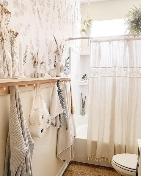 Boho Tiny Bathroom, Boho Bathroom Decor Shower Curtains, Boho Vintage Bathroom Ideas, Boho Bathroom Chic, Bathroom Themes Boho, Boho Bathroom Curtain Ideas, Boho Home Decor Bathroom, Beige Boho Bathroom, Boho Bathroom No Windows