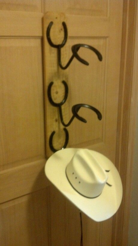 A wonderful horseshoe hat rack, handmade on a cedar back $45 Hat Rack Ideas, Diy Hat Rack, Cowboy Hat Rack, Metal Sculpture Artists, Horseshoe Projects, Helpful Hacks, Horseshoe Decor, Horseshoe Crafts, Welding Art Projects