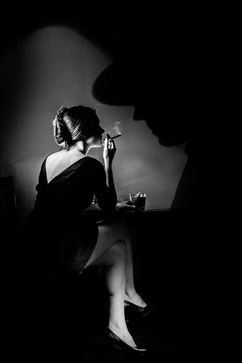 Film Noir Photography, Film Portraits, Noir Detective, Detective Aesthetic, Noir Movie, Cocktail Photography, Shadow Photography, Thirsty Thursday, Foto Tips