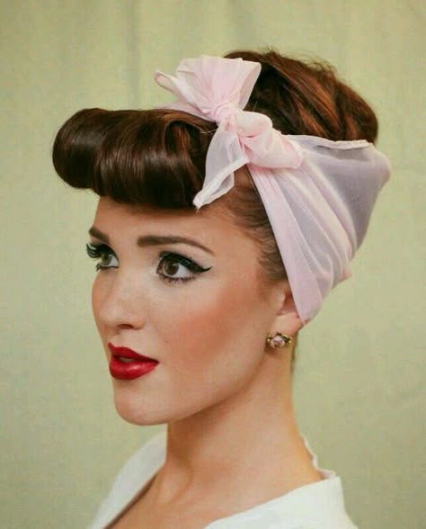 50's house wife makeup and hairstyle Pinup Costume, Cabelo Pin Up, Faux Bangs, 1950s Hairstyles, 50s Hairstyles, Diy Costumes Women, 1940s Hairstyles, Diy Halloween Costumes For Women, Rockabilly Hair