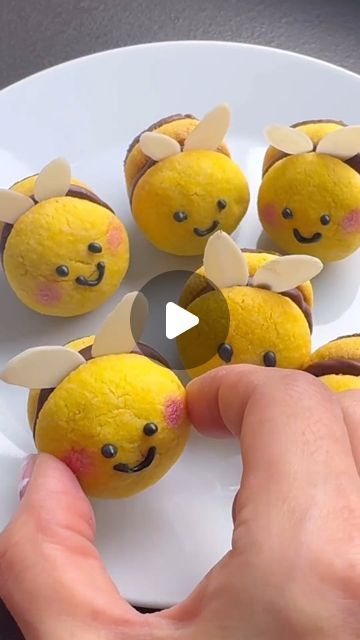 Bee Dessert Ideas, Bee Cakes Ideas, Bees Cookies, Bee Party Food Ideas, Bee Desserts, Bumble Bee Cookies, Bee Dessert, Church Snacks, Melt In Your Mouth Cookies