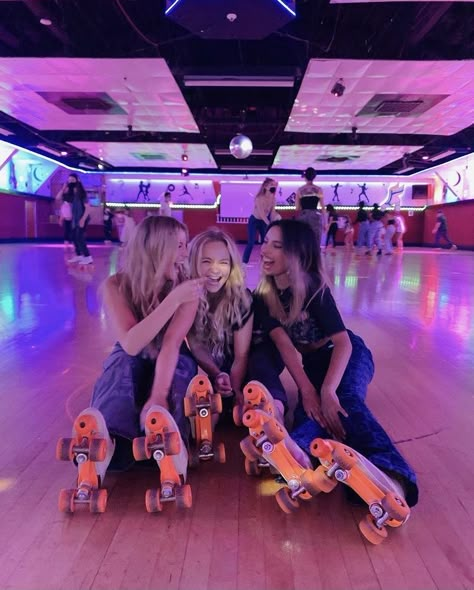 Roller Skating Pictures, Photoshoot Indoor, Skating Pictures, Hangout Ideas, Kylie Cantrall, Skating Aesthetic, Friendship Photoshoot, Best Friend Activities, Roller Rink