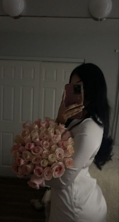 Pictures To Take With Flowers, Pictures With Bouquet Of Flowers, Latina Lifestyle, Photos With Flowers, 17th Birthday Ideas, Luxury Flower Bouquets, Arab Beauty, Nothing But Flowers, Flower Therapy