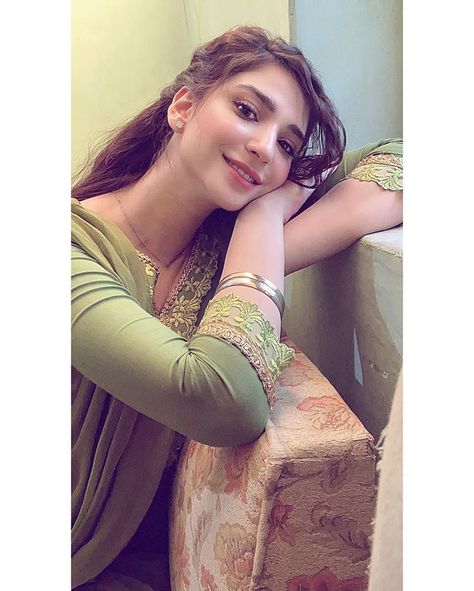 Friday Jummah, Zara Noor Abbas, Ramsha Khan, Tv Actors, Pakistani Actress, Fashion Tv, Pakistani Dresses, Photo Poses, Favorite Celebrities