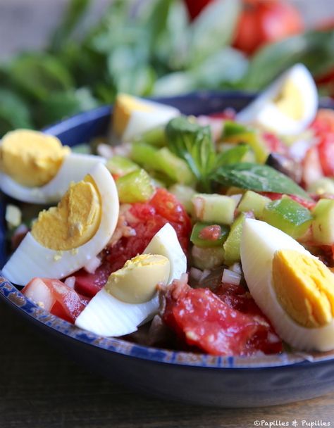 Venez découvrir la vraie recette de la salade Niçoise. La recette est facile et vous vous régalerez. Belgian Cuisine, Nicoise Salad, Starchy Foods, Salty Foods, Cuisine Recipes, Comfort Foods, Couscous, Savoury Food, Family Meals