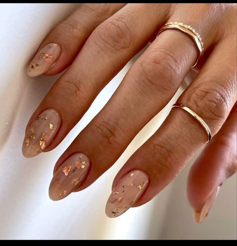 Gold Flake Manicure, Nail Ideas Foil, Neutral Nails With Foil, Nail Ideas With Gold Foil, Neutral Nails Gold Foil, Minimalist Nails Gold Foil, Foil Fall Nails, Gold Pattern Nails, Nail Art Gold Foil