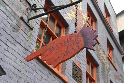 And this very fitting sign. | 19 Magical Finds At The Weasleys' Joke Shop In Universal's Diagon Alley Universal Hogwarts, Hogwarts Visuals, George Weasley Aesthetic, Hp Houses, Weasley Wizard Wheezes, Roxanne Weasley, Wizard Wheezes, Dr Script, Universal Trip