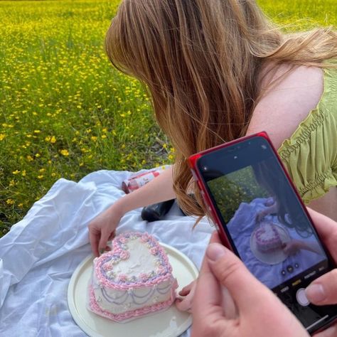 Birthday Cake Picnic Aesthetic, Cake Picnic Photoshoot, Picnic Birthday Photoshoot, Birthday Picnic Photoshoot, Lehenga Photoshoot, Picnic Photoshoot Ideas, Bday Picnic, Picnic Photo Shoot, Picnic Pictures