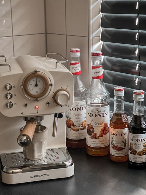 Coffee Syrup Aesthetic, Barista At Home, Mini Coffee Corner, Coffee Corner Aesthetic, Coffee Corner Ideas, Mini Bar At Home, Bistro Interior, Monin Syrup, Home Barista