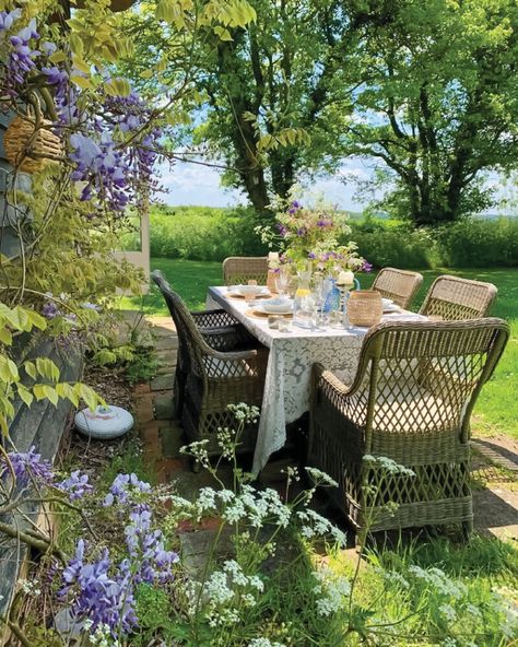 A creative blogger and Instagrammer shares her life lived in an enchanted English countryside cottage. See cottagesandbungalowsmag.com for more. English Countryside Cottage, English Countryside Home, Cottage Patio, Country Cottage Garden, England Countryside, Countryside Cottage, English Country Cottage, Cottage Aesthetic, Cottage Inspiration