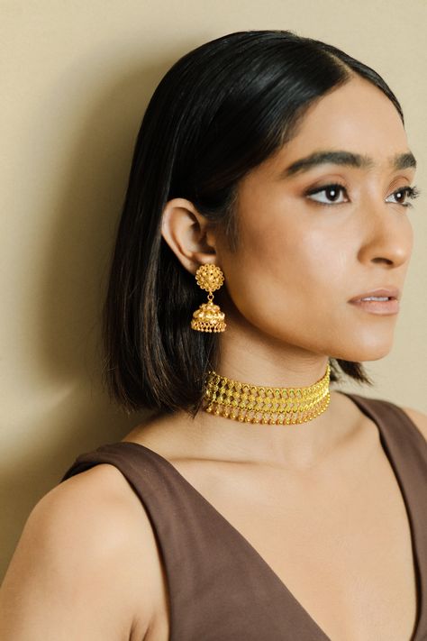 Introducing the timeless elegance of our 22k gold oxidized choker set, perfect for the traditional Indian bride. This stunning set features intricate designs and is handcrafted to perfection, making it a true masterpiece of Indian bridal jewelry. The oxidized finish adds a touch of rustic charm to the set making it perfect for a bride who wants to stand out. The set includes a choker necklace, matching earrings and maang tikka. Shop now and add a touch of traditional charm to your bridal look. Wedding Necklaces For Bride Gold Indian, Indian Gold Set Design, Indian Gold Jewellery Design Bridal Sets, Gold Set For Bride, Bengali Choker Necklace, Gold Choker Designs Indian, Wedding Gold Jewellery Indian, Neck Pieces Jewelry Indian, Gold Bridal Jewellery Indian