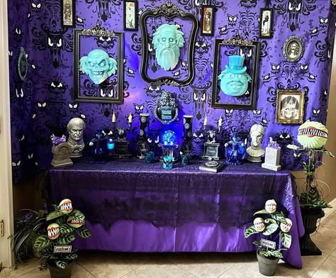 Haunted Mansion Bedroom Ideas, Haunted Mansion Bedroom, Mansion Office, Scary Disney, Haunted Mansion Costume, Disney Villain Party, Mansion Party, Villains Party, Disney Halloween Parties