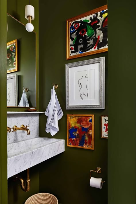 Modern Meets Traditional in This Historic D.C. Home - A Washington, D.C. Home by Zoe Feldman Perfect Gallery Wall, Corner Sofa Set, Farrow And Ball, Green Walls, Bathroom Trends, Eclectic Design, Farrow Ball, Elle Decor, Bathroom Inspiration