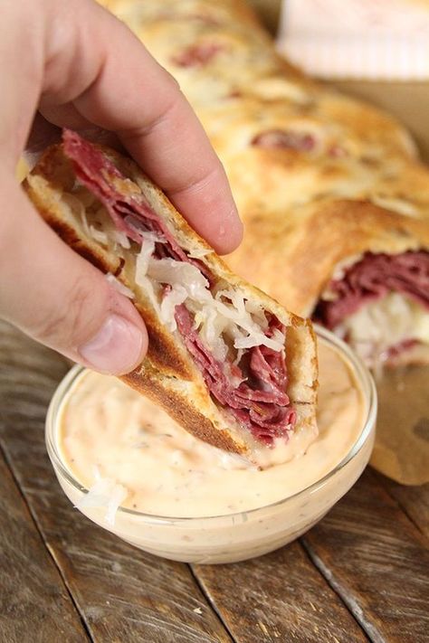 Reuben Stromboli, Stromboli Recipe Easy, Stromboli Recipe, Pizza Roll, Dinner Thanksgiving, Thanksgiving Menu, Soup And Sandwich, Menu Ideas, Wrap Sandwiches