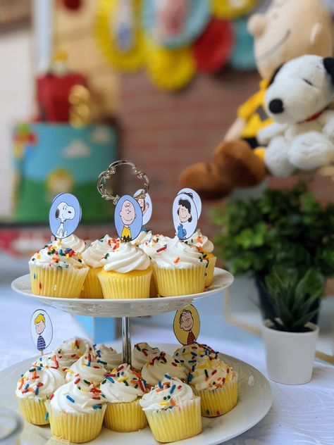 Snoopy Cupcakes, Snoopy Themed Birthday Party, Snoopy Party Ideas Decoration, Snoopy Smash Cake, Snoopy Birthday Decorations, Snoopy Cupcakes Birthdays, Birthday Cake Snoppy, Charlie Brown Birthday Party, Snoopy Party