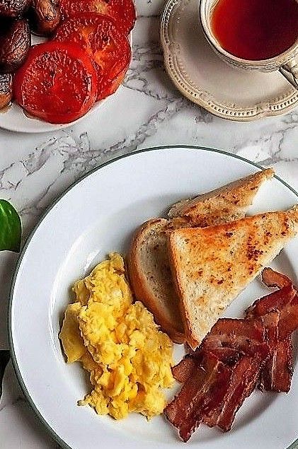 Eggs Bacon Toast, Breakfast With Eggs, Bacon Toast, Classic English Breakfast, Eggs And Bacon, Grilled Mushrooms, Food Wraps, English Breakfast, Antique Doors