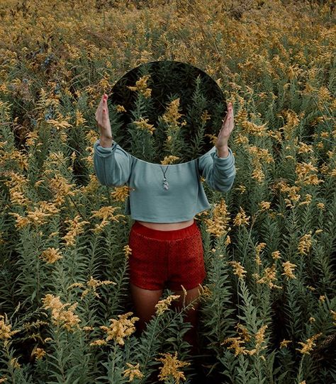 Surreal mirror photography shot of a female model in an overgrown field, holding a mirror over her ace which reflects more overgrown foliage Era Victoria, Mirror Photography, Steve Mccurry, Reflection Photography, Photographie Portrait Inspiration, Model House, Foto Tips, Surrealism Photography, Trik Fotografi