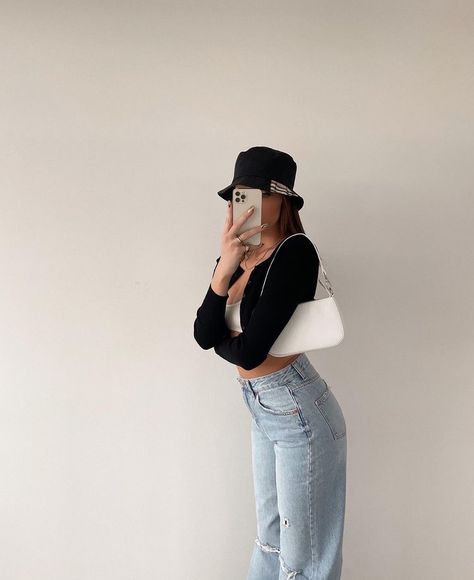 White Baguette Bag Outfit, White Shoulder Bag Outfit, White Baguette Bag, Baguette Bag Outfit, Shoulder Bag Outfit, Black And White Outfit, White Shoulder Bag, Bag Outfit, Outfit Jeans