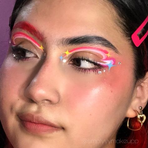 Graphic eyeliner idea Rainbow Graphic Liner, Christmas Graphic Eyeliner, Cute Graphic Liner, Graphic Eyeliner For Hooded Eyes, Easy Graphic Eyeliner, Creative Eyeliner Looks, Colorful Graphic Liner, Simple Graphic Liner, Graphic Eyeliner Color