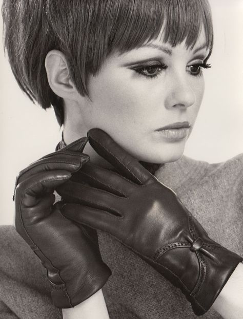 Ladies leather glove from the 60s 60s Gloves, Emma Peel, 60s Women, Gloves Fashion, Latex Gloves, Blade Runner, The 60s, Womens Gloves, Leather Gloves