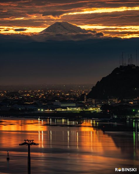 Roberto Valdez on Twitter: "Hoy 28 de abril se volvió a ver al volcán Chimborazo desde Guayaquil. Quizás y hasta el Chimborazo se cansó que no le crean y por eso asoma tanto últimamente para que más personas vean que esto es real, pero quizás todos en sus apuradas vidas no se dan el tiempo de observar ni… https://t.co/4dt3Y6DGLE" / Twitter Kunming, Black Women Art, Cayman Islands, Ecuador, No Se, Female Art, Instagram Feed, South America, Skyscraper