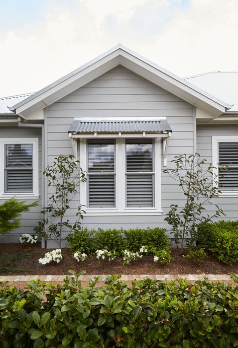 Queenslander House Exterior Paint Colours, Exterior Weatherboard House, Grey And White Weatherboard House, Weatherboard Cottage Exterior, Exterior House Colors Weatherboard, Hamptons Style Front Porch, Weatherboard House Colours, White Timber House Exterior, Blue Weatherboard House