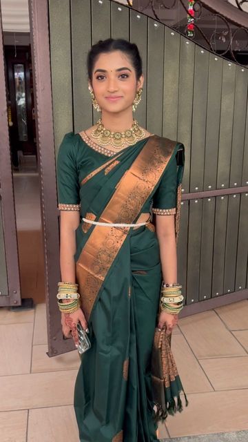 Dark Green South Indian Saree, Cultural Outfits, Engagement Board, Green Sari, Saree Jackets, Indian Bridal Sarees, Tamil Wedding, Indian Flowers, Blouse Design Images