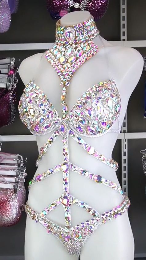 Lindissimo verdad Rave Wedding Outfit, Burlesque Show Outfit, Carnival Monday Wear, Body Competition, Futuristic Warrior, Monday Wear, Competition Motivation, Carnival Bra, Festival Fashion Outfit