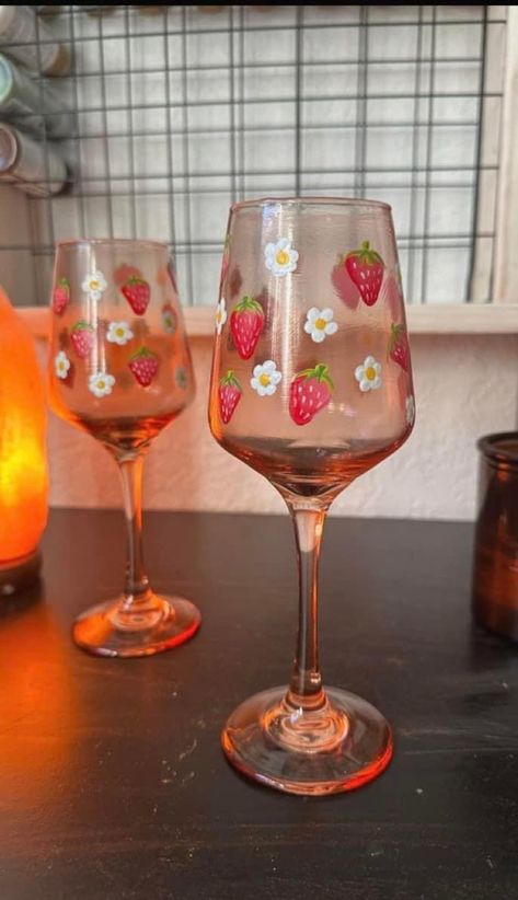 Cocktail Glass Painting, Simple Wine Glass Painting Ideas, Painted Wine Glasses Ideas Simple, Painting On Glass Bottles, Painted Wine Glasses Ideas, Glass Cup Painting Ideas, Painting Pottery Plates, Shot Glasses Diy, Diy Wine Glasses Painted