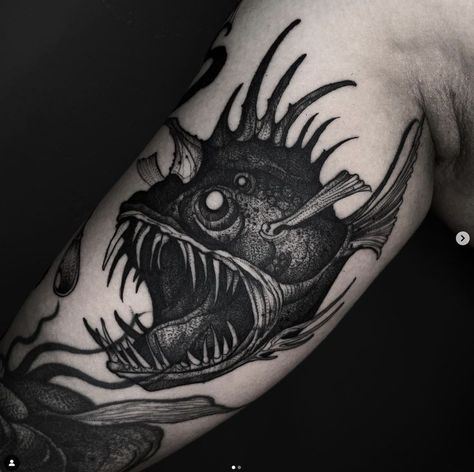 Scary Tattoo Designs, Hand Horror, Sea Tattoo Sleeve, Tattoo Ideas Dark, Angler Fish Tattoo, Arte Hippy, Leg Sleeve Tattoos, Around Arm Tattoo, Sea Tattoo