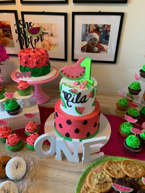 One In A Melon Birthday Decorations, One In A Melon Party, One In A Melon Birthday Party, Melon Birthday Party Ideas, One In A Melon First Birthday Decorations, One In A Melon First Birthday Centerpiece, Watermelon Party Ideas Decoration, Melon Themed Birthday Party, Watermelon Party Ideas