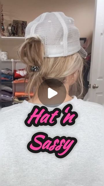 Suzy Turner 🔆 Makeup • Skincare • Hair 🔆 on Instagram: "Feeling Hat‘n Sassy these days for sure! 😂 gotta love some great hat hairstyles for days we want to keep it cute and quick! #hathair #hatstyle #hats #hairstyle #hair #clawclip #hairtutorial #hairtips #cutehair #crocodilerock #seintartist" Hair Through Hat, Hat And Clip Hairstyle, Rainy Day Hat Hairstyles, Claw Clip With Hat Short Hair, Shoulder Length Hair Baseball Cap, Hair In A Hat How To Wear Your, Baseball Hat Hairstyles Short Shoulder Length, Hairstyles For Baseball Hats, Hat Styles For Short Hair