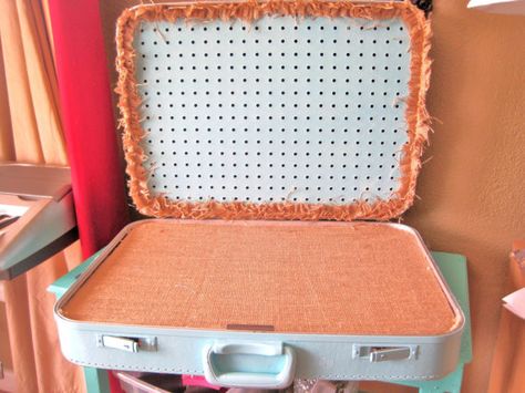 cute! Suitcase Jewelry Display, Suitcase Display, Vendor Displays, Jewerly Displays, Craft Fairs Booth, Jewelry Tray Display, Craft Booth Displays, Diy Display, Old Suitcases