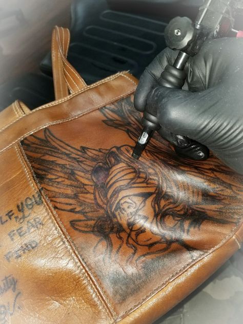 Tattoo Leather Art, Tattoo Artist Aesthetic, Tattoo Studio Interior, 1 Tattoo, Tattoo Parlors, Design Textile, Leather Art, Studio Interior, Arte Inspo