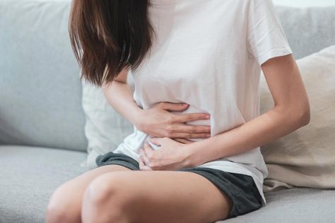 Gallbladder attack symptoms or warning signs aren't too hard to identify. Here's what you need to look out for. Ovulation Symptoms, Gallbladder Attack, Muscle Abdominal, Bloated Belly, Menstrual Pain, Period Pain, Stomach Ache, Herbal Remedies, Disease