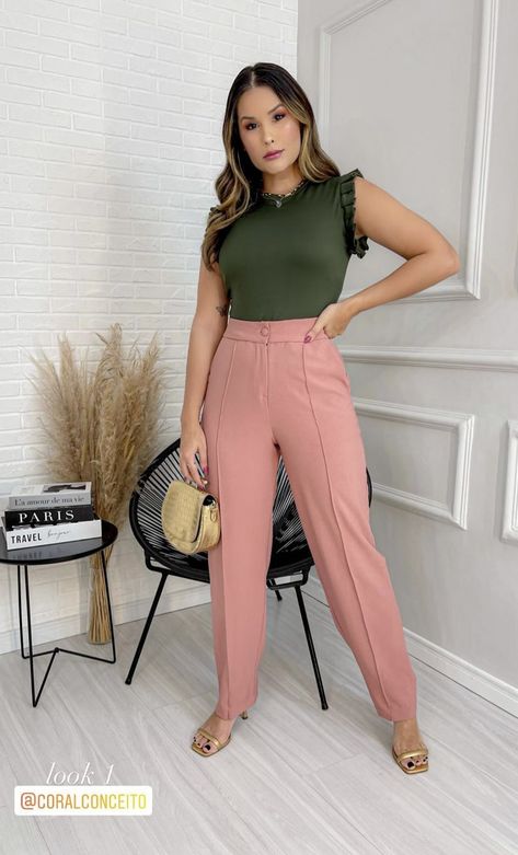 Peach Pants Outfit, Olive Green Color Combinations, Bussines Clothing, Outfit Rosado, Olive Green Outfit, Peach Pants, Money Dress, Green Color Combinations, Color Combos Outfit