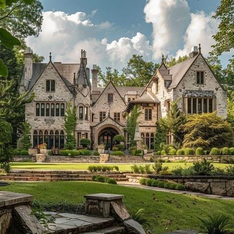 Old Mansion Exterior, Cool House Exterior, Club Atmosphere, Boat Outfit, Yacht Outfit, Cottage Mansion, Old Money Aesthetics, Country Club Aesthetic, Mansion Aesthetic