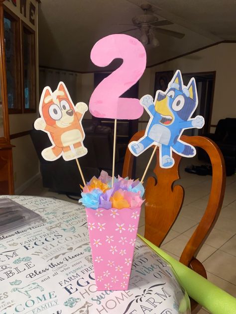 Bluey Centerpiece, First Birthday Centerpieces, 2nd Birthday Party For Girl, Bluey Party, Daisy Party, Bluey And Bingo, 5th Birthday Party Ideas, Second Birthday Ideas, Birthday Party Centerpieces