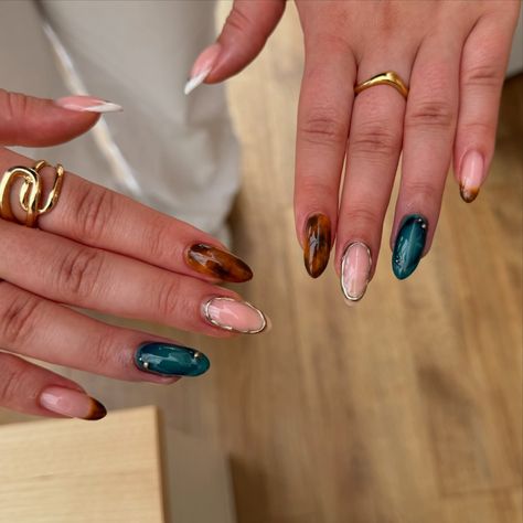 LA nails ⚡️ not sure how i managed to pull this set off but I definitely owe it to Aleena for being incredibly patient with me lol Featuring the stunning Cardigan by @homeofnailart on the ring finger - this layered autumnal aura design is 🥹 gorg From left to right, this features: frenchie & starburst, tortoiseshell, 3D gold chrome border, bordered aura + tortoiseshell french 🐢 i’m cait - a home based nail tech in Colchester 🤍 #hona #colchester #colchesternails #essex #essexnails #honacard... Tier 3 Nail Art, Tortoise And Chrome Nails, Green Tortoise Nails, Tortoise And Blue Nails, Blue Tortoise Shell Nails, Aura Nails Fall Colors, Autumn Aura Nails, Tortes Shell Nails, Aura Nails French Tip