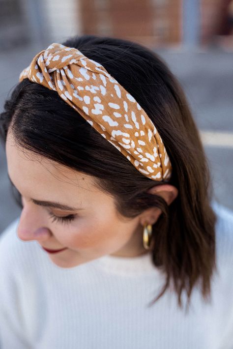 Ways to style headbands, casual headbands #hair #headbands #hairstyles Modal Hairstyles, Women Headbands Hairstyle, Hair With Headband Casual, How To Style Hair With Hairband, Bob Headband, Short Hairstyle With Headband, Beaded Headband Hairstyles, Style Headband, Headband Hairstyles Medium Hair