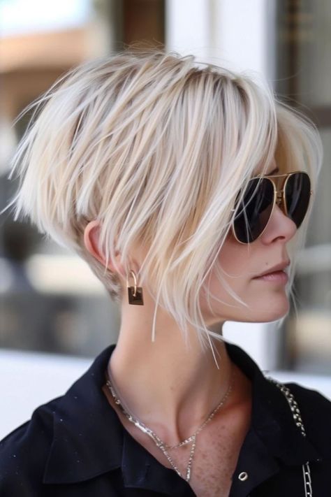 65 Long Pixie Hairstyles To Spice Up Your Look Short Stacked Haircuts, Cap Hairstyles, Kort Bob, Hairstyles School, Long Pixie Hairstyles, Stacked Bob, Hairstyles Trendy, Messy Short Hair, Toning Shampoo