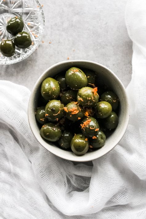 Planning some cocktails with friends this weekend? Serve these olives with them! I first experienced Warm Marinated Olives with Orange and Rosemary last winter and they are the perfect pairing with any beverage. ⁠ ⁠ I am obsessed with this recipe - it is so flavorful and so easy to prepare for (and to impress) your guests. Try for yourself! ⁠ ⁠ www.scrambledandscrumptious.com/recipes/warm-marinated-olives-with-orange-and-rosemary Rosemary Recipes Healthy, Warm Marinated Olives, Warm Olives, Castelvetrano Olives, Rosemary Cocktail, Olive Appetizer, Olive Bar, Rosemary Recipes, Fennel Recipes