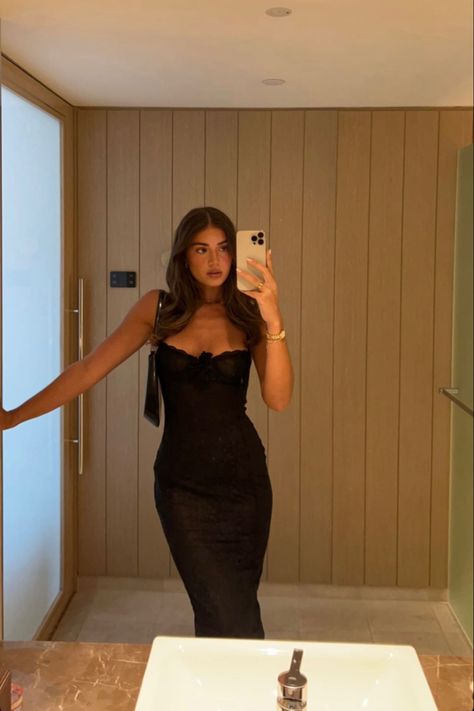 Mirror Selfie With Dress, Dress Picture Poses Instagram, Black Dress Picture Ideas, Black Midi Dress Outfit Classy, Seductive Style Outfit, Night Out Outfit Dress, Nice Dresses Classy, Dakota Thompson, Dress Mirror Pic