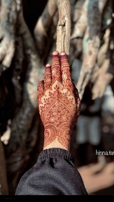 Back Hand Mehndi Designs Simple Unique, Bridal Henna Designs Modern, Mehendi Designs For Hands Unique, Henna Design Hand, Henna Practice, Kashee's Mehndi Designs, Mehndi Bridal, Traditional Mehndi, Henna Flower Designs