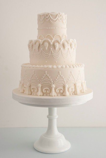 Royal Icing Cakes, Wedding Cake Trends, Cake Piping, Traditional Wedding Cake, Amazing Wedding Cakes, Tiered Cake, Gorgeous Wedding Cake, White Wedding Cakes